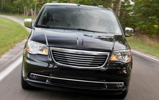 2011 Chrysler town and country length #4
