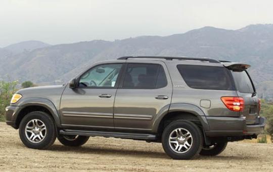 What is the towing capacity of a 2005 toyota sequoia