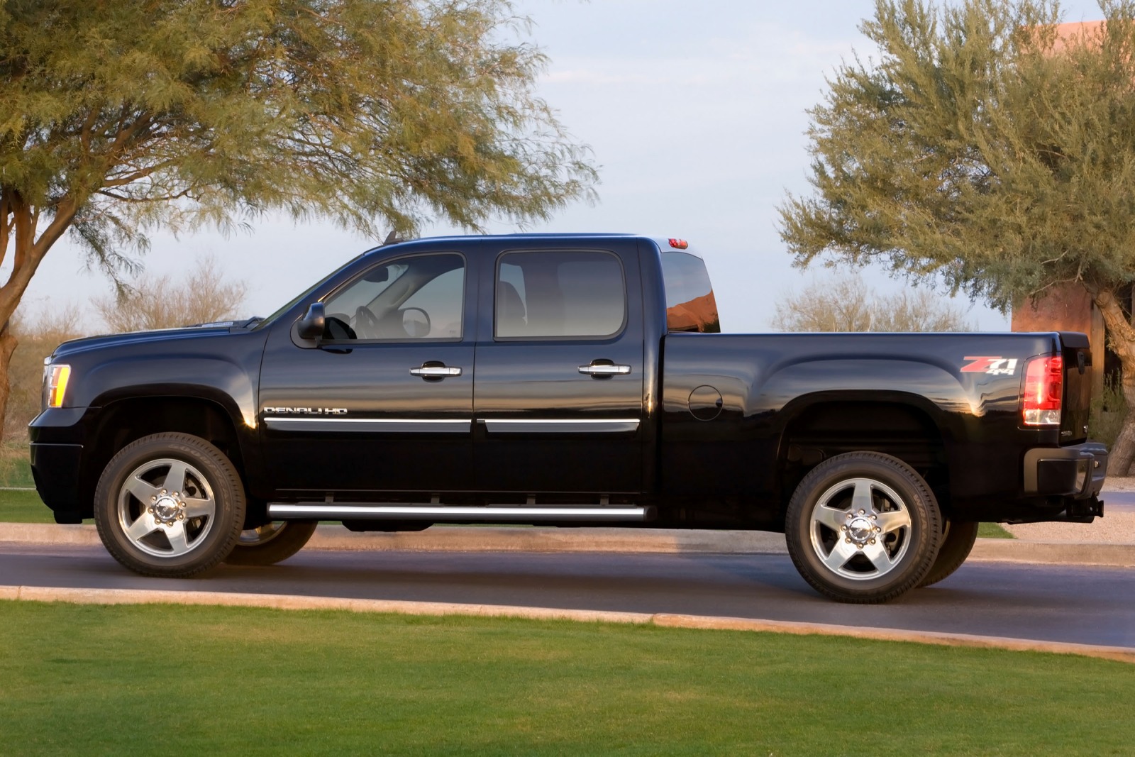 2014 GMC Sierra 2500HD VINs, Configurations, MSRP & Specs - AutoDetective