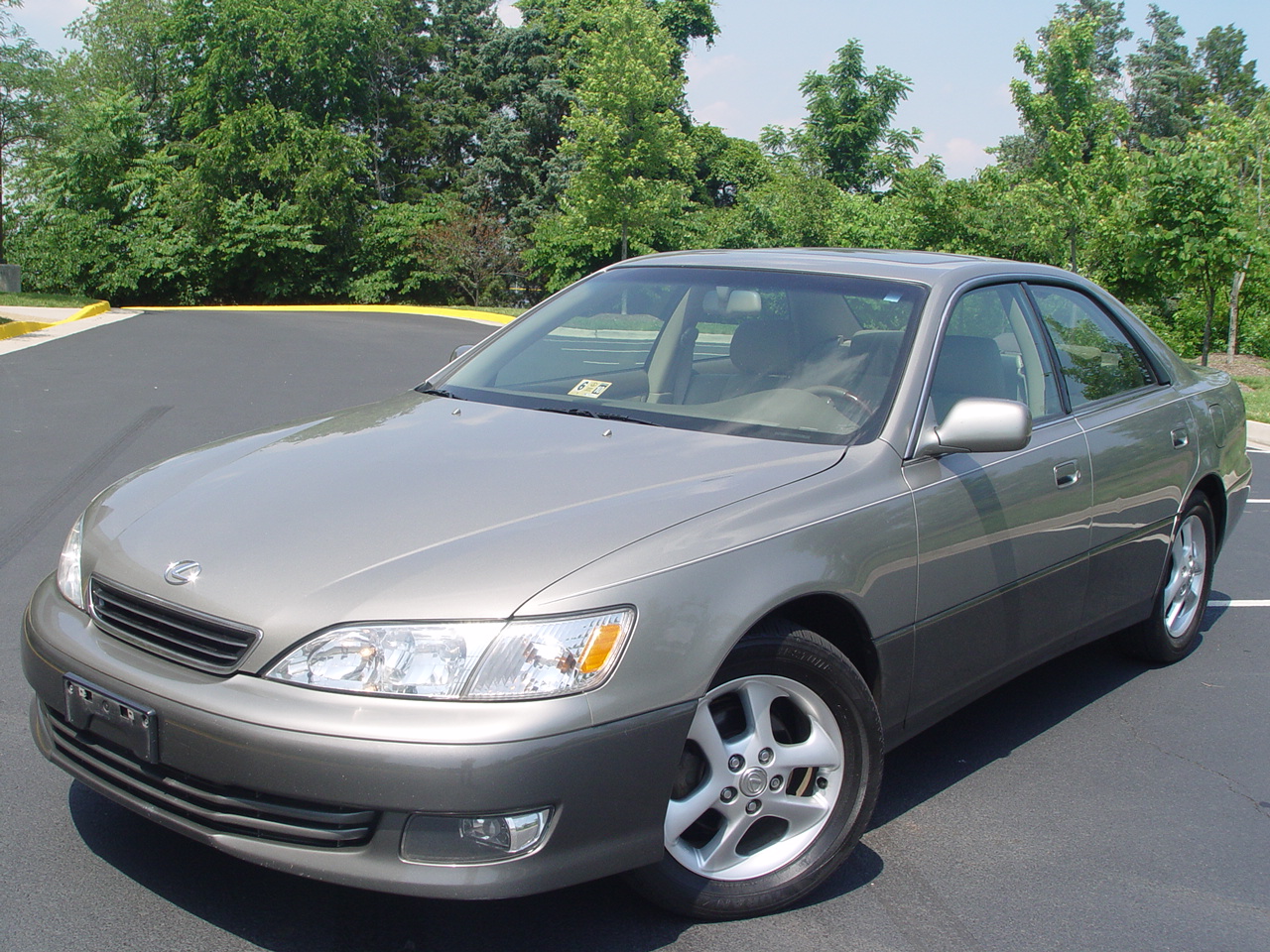 2000 Lexus ES 300 VINs, Configurations, MSRP & Specs - AutoDetective