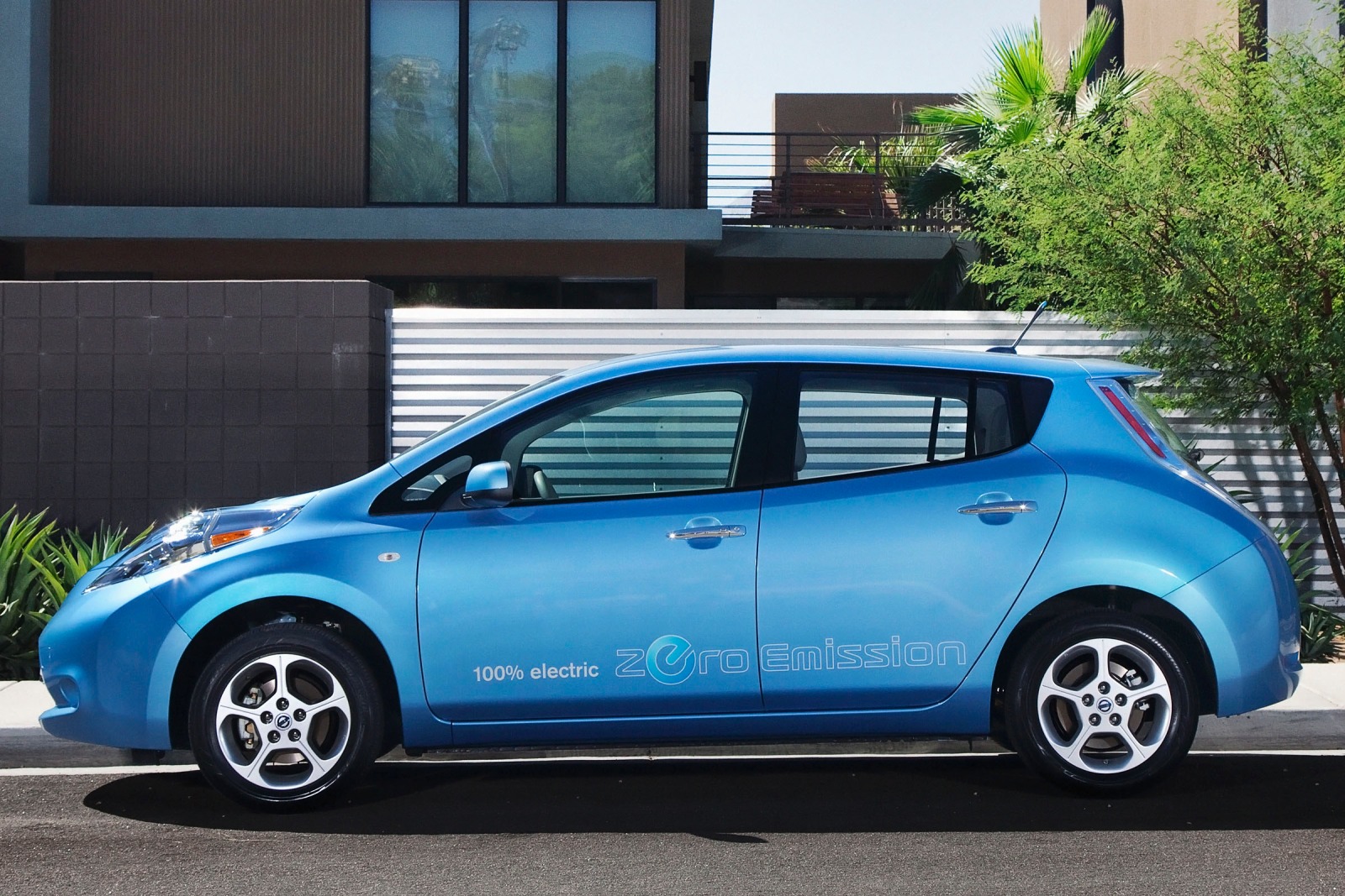 2011 Nissan LEAF Specs, Prices, VINs & Recalls - AutoDetective