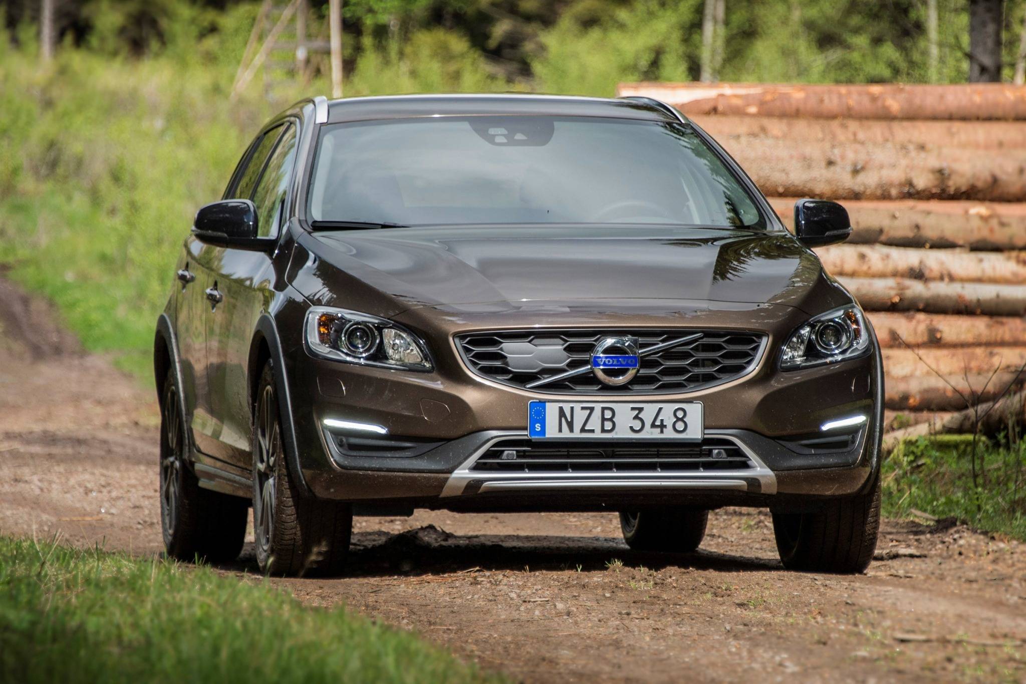 2017 Volvo V60 Cross Country VINs, Configurations, MSRP & Specs ...